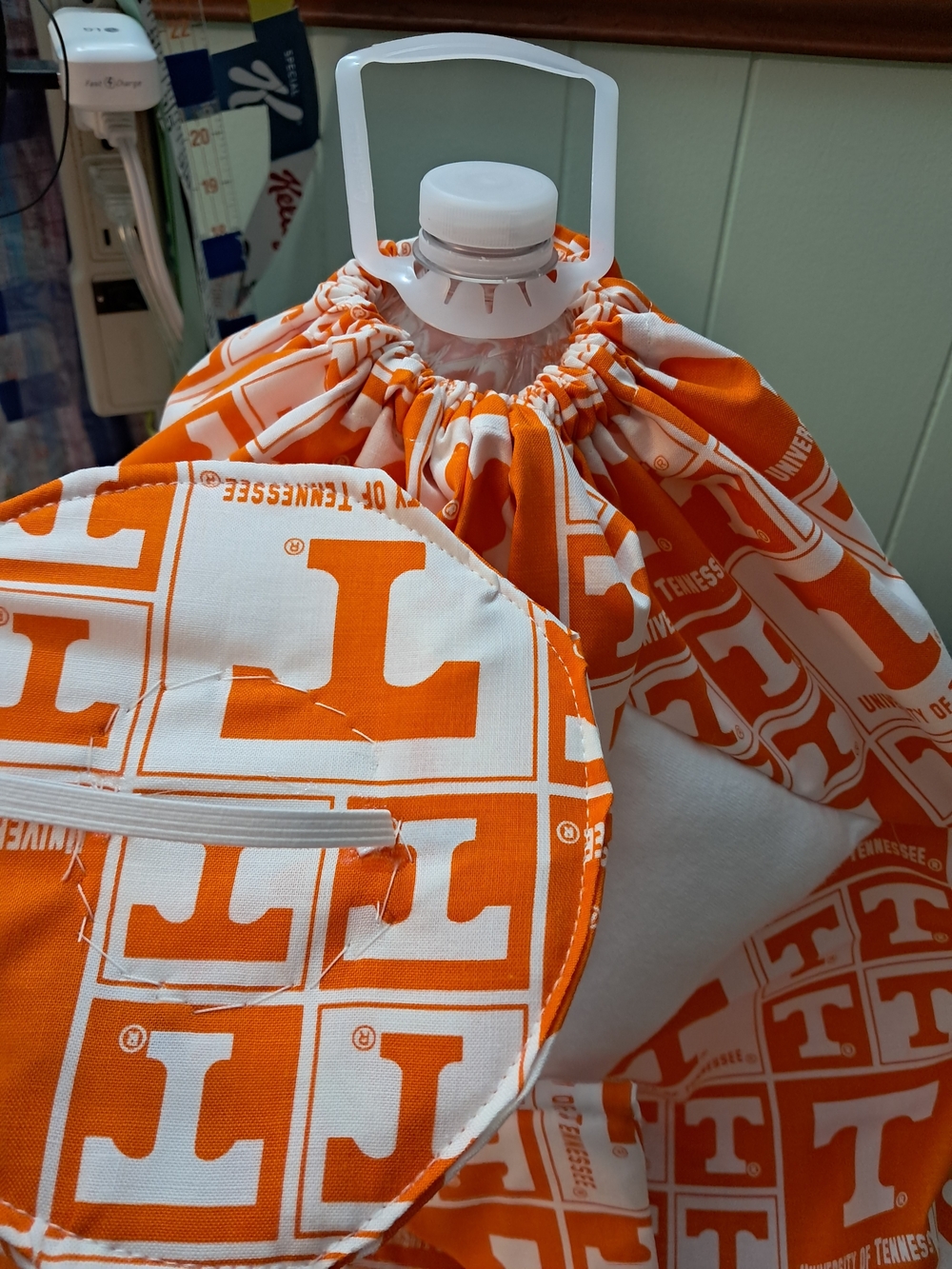 4043 University of Tennessee Orange Fabric Porch Goose With A Hat. - Picture 4 of 5